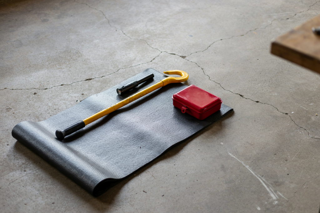 Insulated Mat and Hook Staged Kit